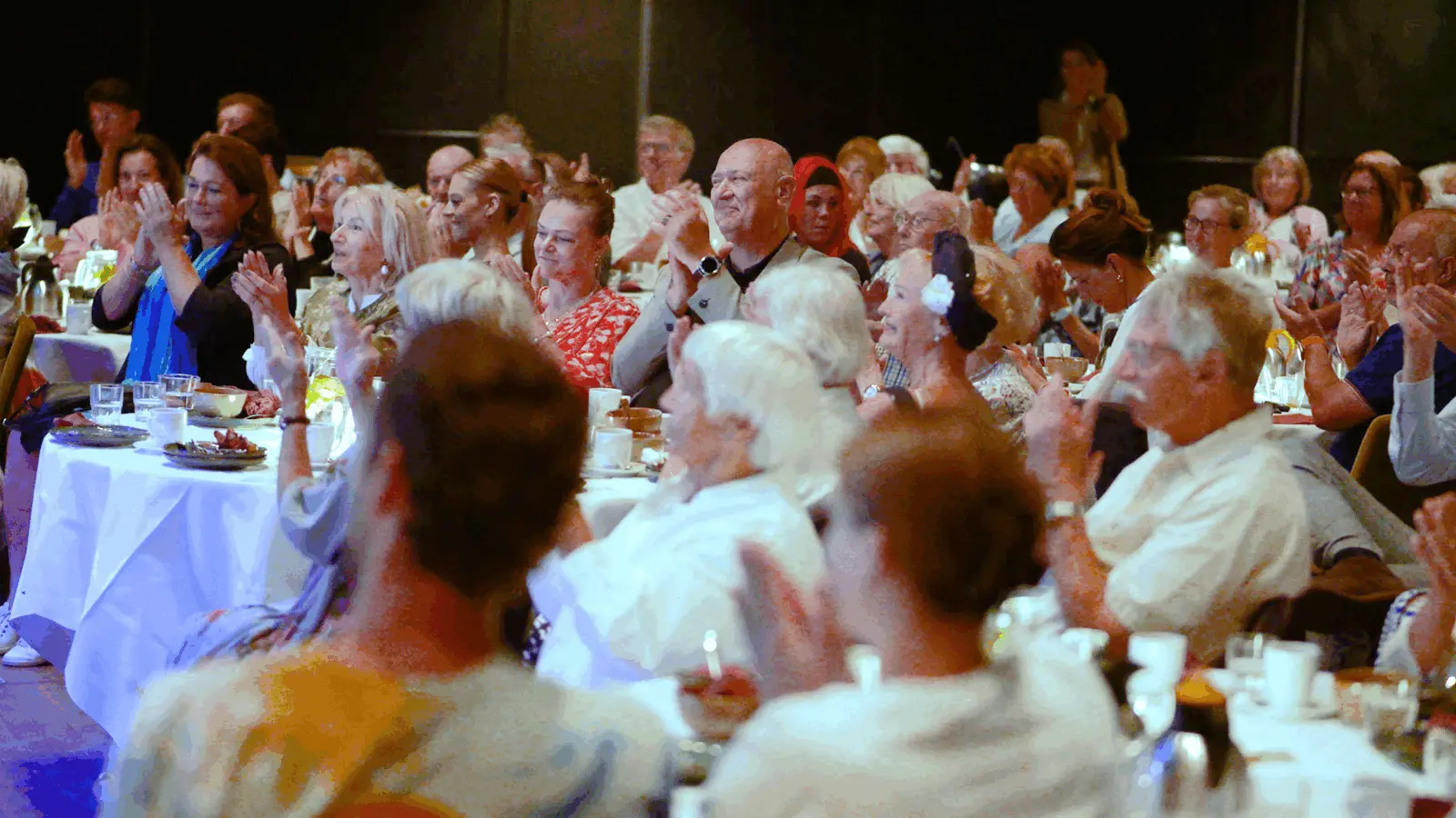Guests applauding at brunch tables during an earlier Opera & Brunch concert at Theater aan de Parade